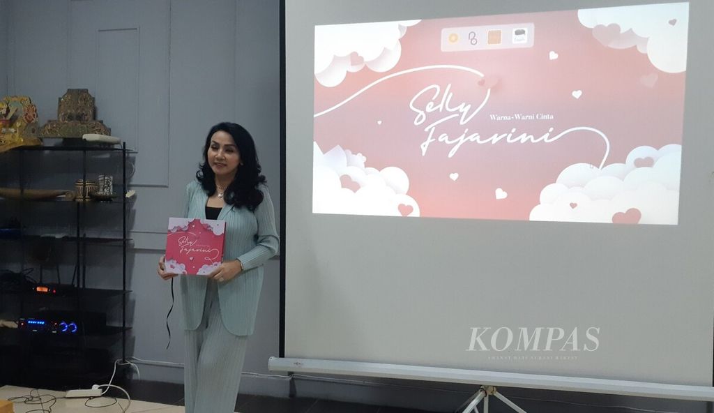 Ida Ayu Selly Fajarini menunjukkan bukunya berjudul <i>Warna-Warni Cinta</i> yang dipasarkan sebagai <i>non-fungible token</i> (NFT), selain didistribusikan sebagai buku cetakan, dalam jumpa pers di Denpasar, Kamis (21/4/2022). 