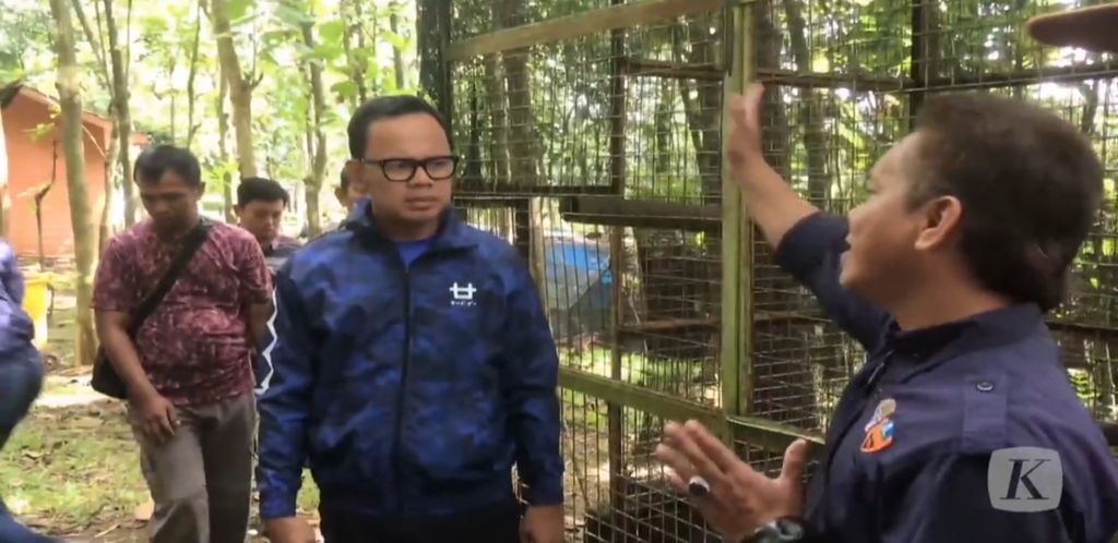 Wali Kota Bogor Bima Arya Sugiarto meninjau Bogor Mini Zoo di Kecamatan Bogor Selatan, Kota Bogor, Jawa Barat, Jumat (16/12/2022).