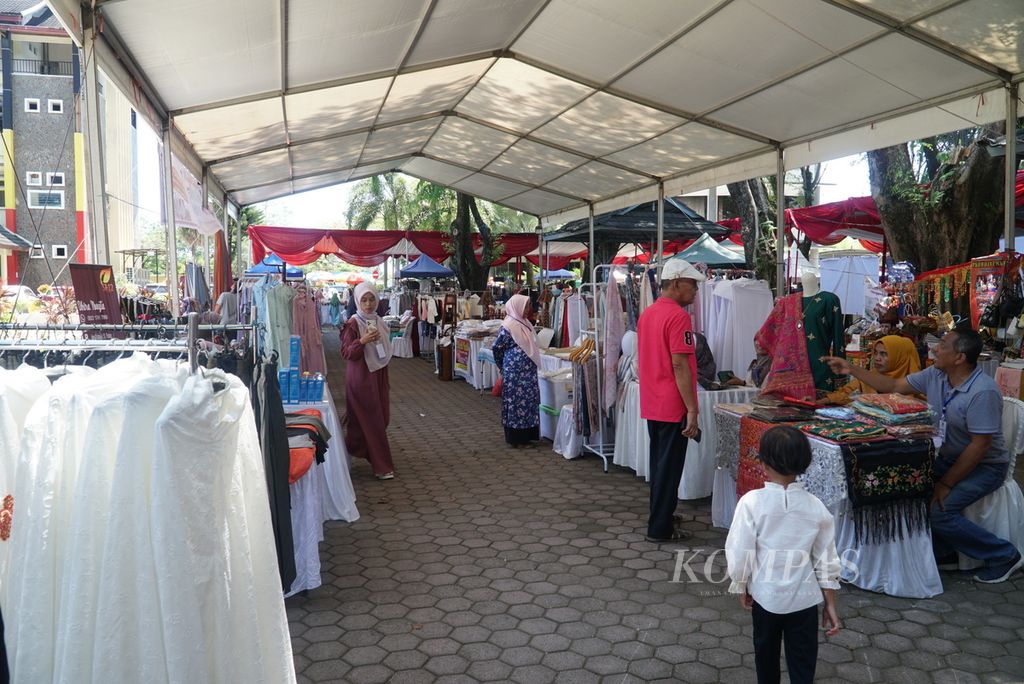 Suasana  Bazar Ramadhan yang diadakan Dinas Perindustrian dan Perdagangan Sumatera Barat (Sumbar) di pelataran parkir Kantor Gubernur Sumbar, Kota Padang, Sumbar, Selasa (11/4/2023). 