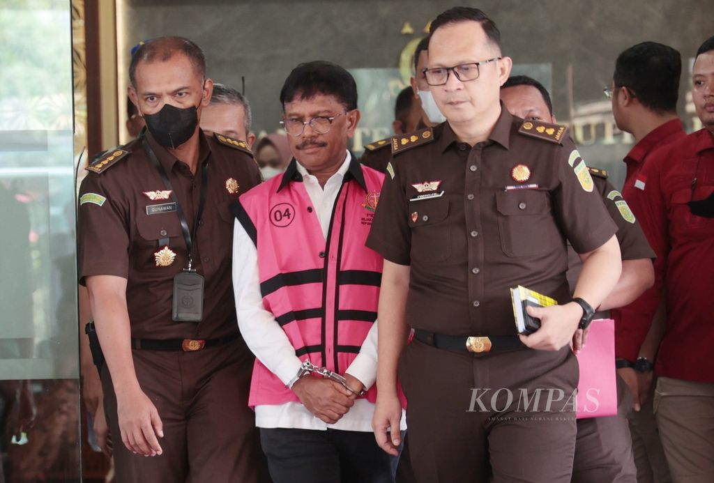 Menteri Komunikasi dan Informatika Johnny G Plate (tengah) mengenakan rompi khusus saat ditahan seusai diperiksa di Gedung Bundar Kejaksaan Agung, Jakarta, Rabu (17/5/2023). 
