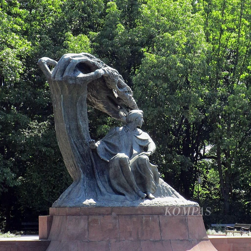 Monumen Chopin berada di Taman Lazienki, Warsawa, Polandia, Kamis (15/6/2017). 