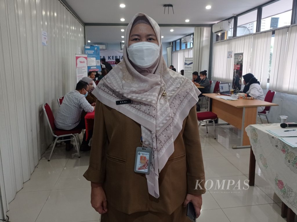 Kepala Satuan Pelaksana Pengendalian dan Pemasaran PPKD Jakarta Selatan Estri Kusindriati di sela mengawasi bursa kerja di PPKD Jakarta Selatan, Senin (30/5/2022).