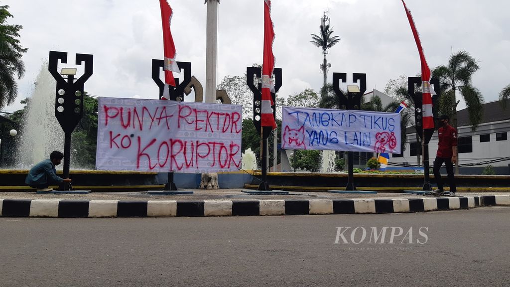 Spanduk yang dibentangkan mahasiswa jelang unjuk rasa di depan Gedung Rektorat Unila, Senin (22/8/2022).