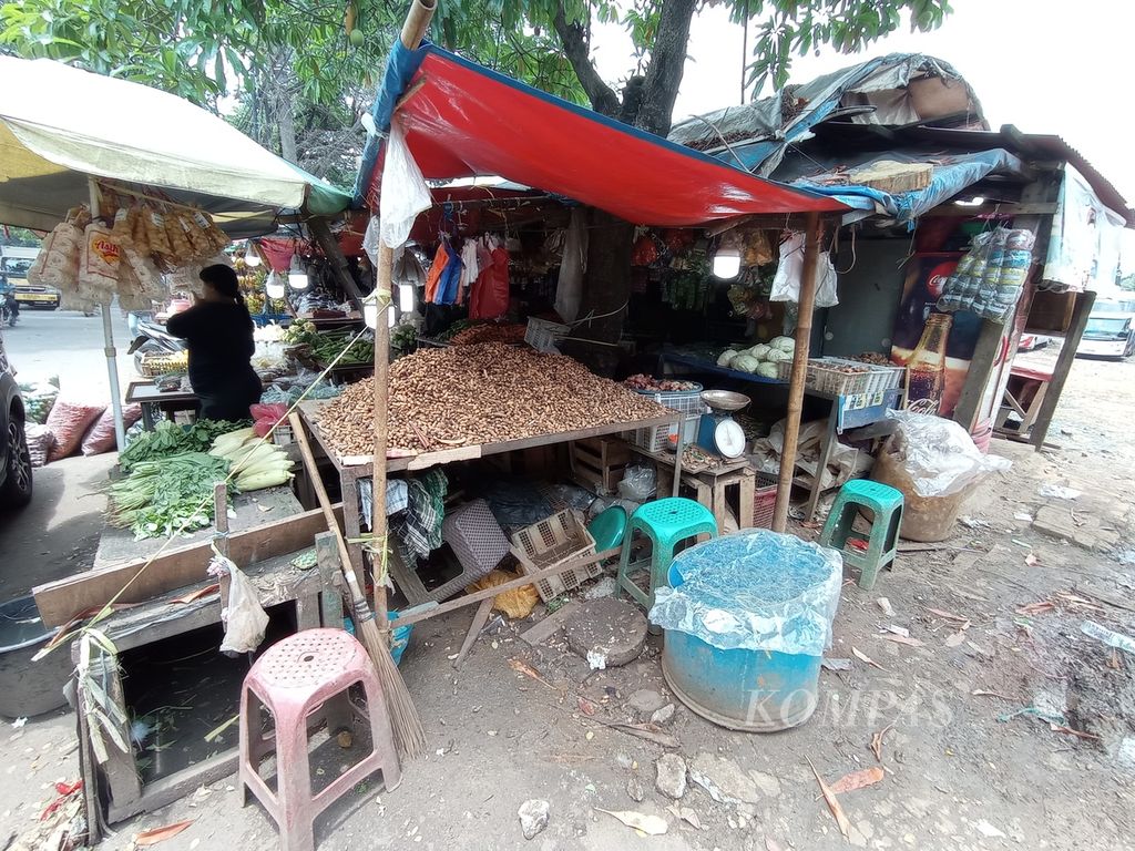 Pedagang di seputaran Pasar Lembang, Kecamatan Ciledug, Kota Tangerang, Banten, Senin (21/2/2022).