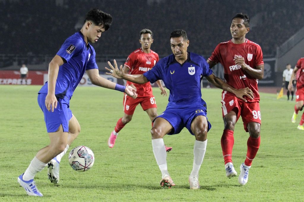 Pesepak bola PSIS Semarang Alfreandra Dewangga Santoso (kiri) dan Defian Rumbino (ketiga kiri) berusaha menguasai bola dari kejaran pesepak bola Persis Solo Muhammad Abduh Lestaluhu (ketiga kanan) pada pertandingan grup A Piala Presiden 2022 di Stadion Manahan, Solo, Jawa Tengah, Selasa (21/6/2022). PSIS Semarang menang atas Persis Solo dengan skor 2-1.