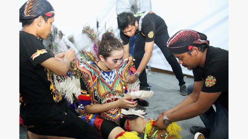 TKI asal Magelang, Haryono (kanan), mendandani rekannya sesama TKI saat akan tampil dalam My Baloon Fiesta di Desa Park City, Kuala Lumpur Malaysia, Sabtu (11/3/2017). Di negeri jiran, mereka tak hanya menjadi pahlawan devisa, tetapi juga duta bangsa untuk mengenalkan kebudayaan Indonesia. 
