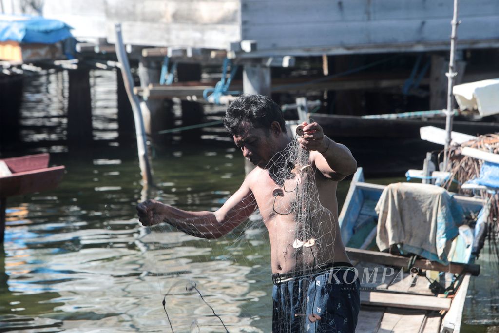 Seorang warga merapikan jaring ikan yang akan digunakan melaut di Kampung Bajo Torosiaje, Kecamatan Popayato, Kabupaten Pohuwato, Provinsi Gorontalo, Sabtu (16/7/2022). Nelayan menjadi mata pencarian utama warga Bajo Torosiaje. Ikan, teripang, dan gurita menjadi biota laut yang paling banyak ditangkap. 
