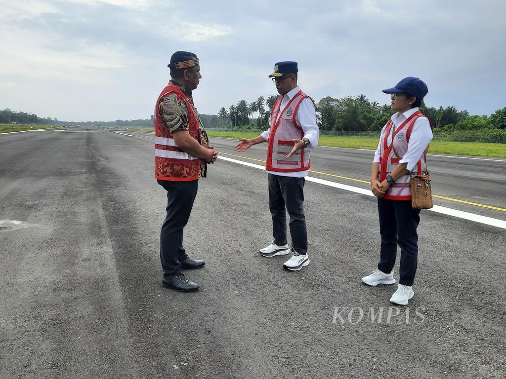 Menteri Perhubungan Budi Karya Sumadi mengemukakan kepada Penjabat Bupati Mentawai Fernando Jongguran agar ada penerbangan komersial yang minimal mengangkut 56 orang dalam sekali perjalanan di Bandara Rokot, Kabupaten Kepulauan Mentawai, Minggu (13/8/2023). 