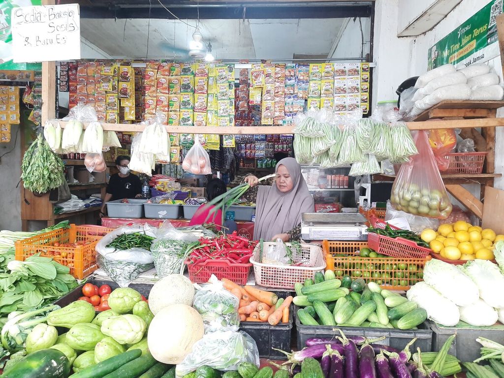 Pedagang sayur, Asnawati (50), mengatakan, beberapa komoditas justru mengalami kenaikan harga di Pasar Bendungan Hilir, Jakarta, Jumat (28/4/2023). Salah satunya bawang merah ada di titik Rp 50.000 per kilogram, padahal saat puasa sebesar Rp 40.000 per kilogram.