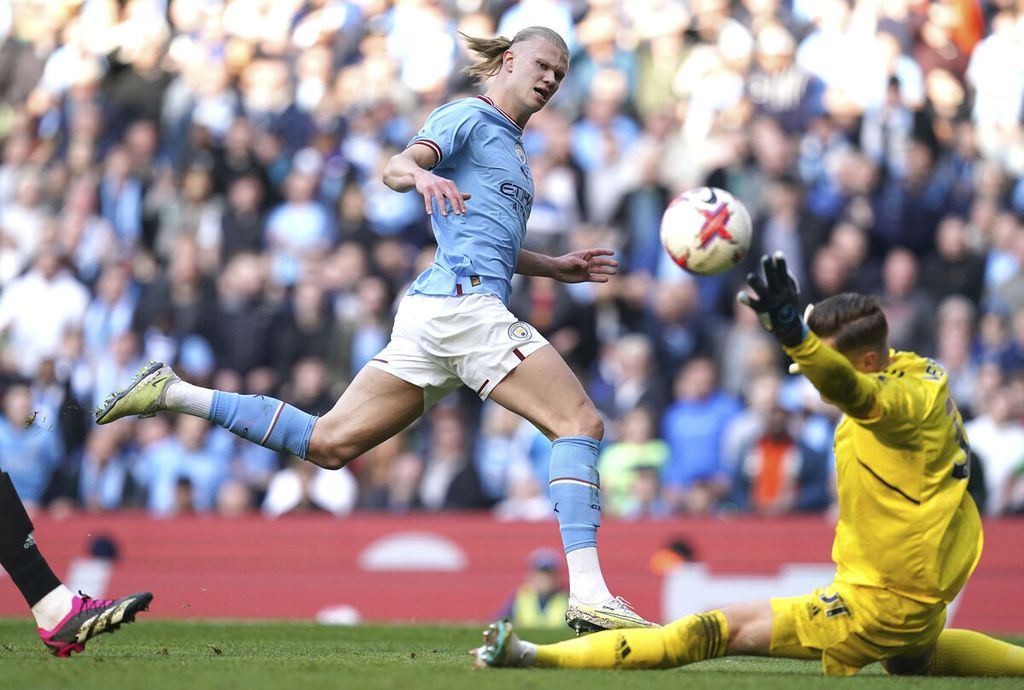 Pemain Manchester City, Erling Haaland, mencetak gol ketiga dalam pertandingan Liga Inggris antara Manchester City dan Leicester City di Stadion Etihad, Manchester, Minggu (16/4/2023) dini hari WIB. City mengalahkan tamunya, 3-1. 