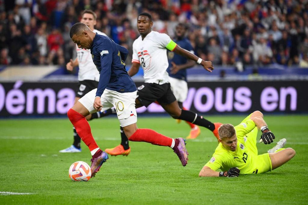 Penyerang Perancis Kylian Mbappe berlari sambil menggiring bola dalam pertandingan Grup A1 Liga Nasional Eropa antara Perancis dan Austria di Stadion Stade de France, Paris (23/9/2022). Perancis mengalahkan Austria, 2-0. 