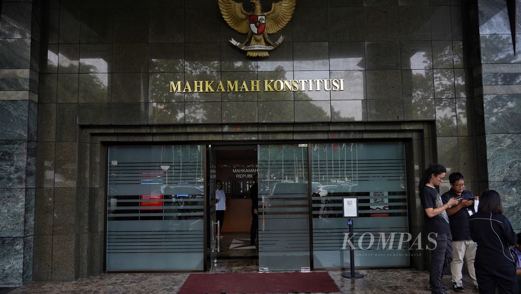 Suasana depan pintu Gedung 2 Mahkamah Konstitusi, Jakarta, menjelang pemanggilan Ketua Mahkamah Konstitusi Anwar Usman dipanggil Majelis Kehormatan Mahkamah Konstitusi (MKMK) untuk menjalani sidang etik pemeriksaan terlapor, Selasa (31/10/2023).