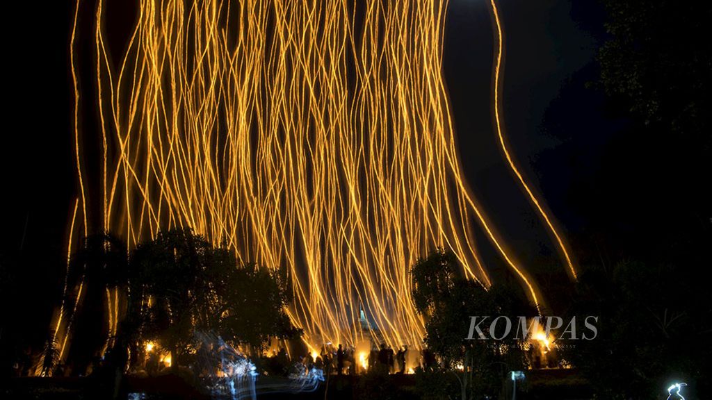 Ribuan lampion yang diterbangkan warga untuk merayakan Tahun Baru 2018 di kompleks Candi Borobudur, Magelang, Jawa Tengah, terlihat dalam bentuk jalur cahaya, Senin (1/1/2018) dini hari.