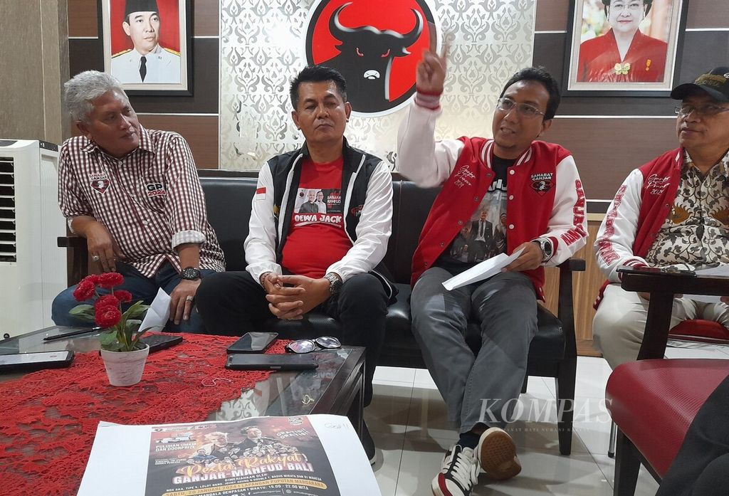 Sukarelawan Sahabat Ganjar Indonesia melakukan konferensi pers terkait acara bertajuk "Pesta Rakyat Ganjar-Mahfud Bali" di Kota Denpasar, Bali (20/1/2024). 