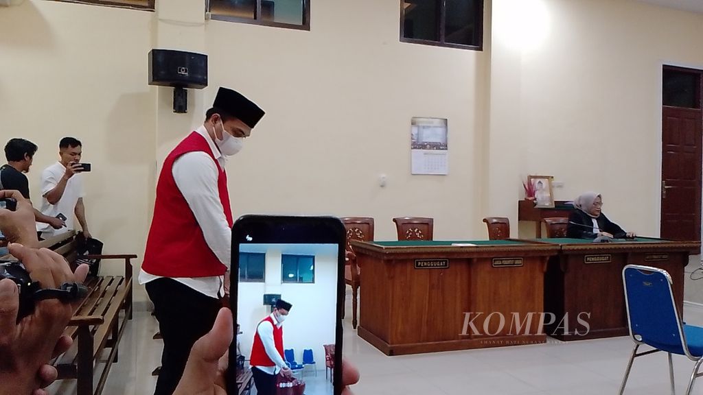 Bekas Kepala Satuan Narkoba Polres Lampung Selatan Andri Gustami saat menghadiri sidang di Pengadilan Negeri Tanjung Karang pada Kamis (29/2/2024). Andri yang terlibat sindikat narkoba internasional Fredy Pratama dijatuhi hukuman mati oleh majelis hakim. 