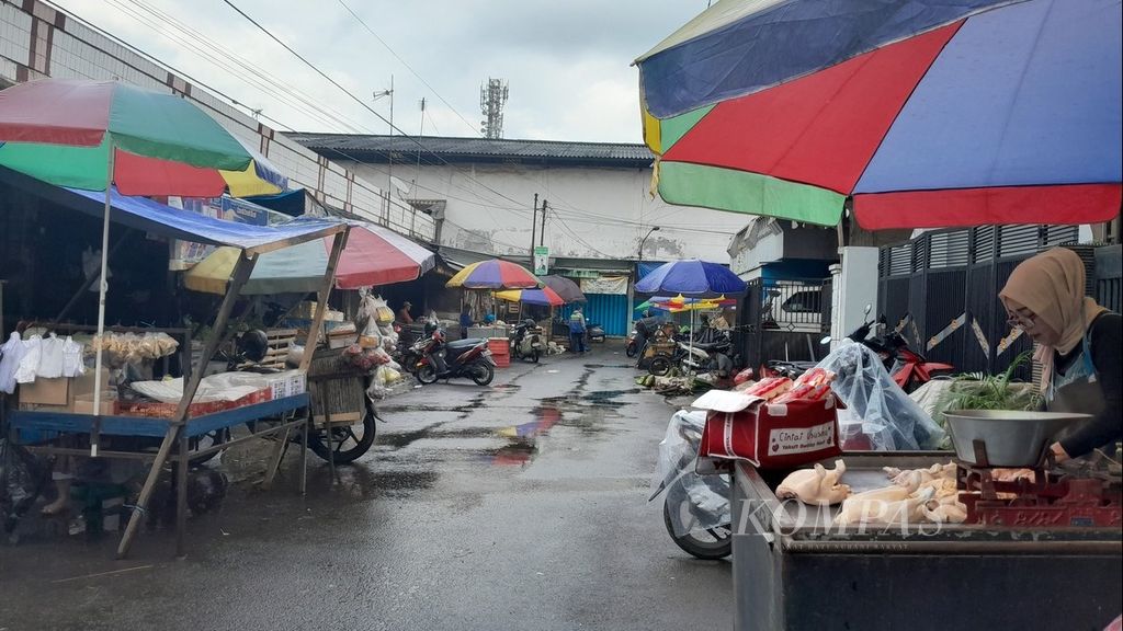 Suasana Pasar Singosari di Kabupaten Malang, Jawa Timur, Selasa (12/3/2024) pagi, usai diguyur hujan. Pada hari pertama puasa, aktivitas jual beli tidak seramai hari biasanya.