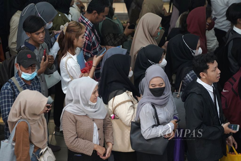 Pencari kerja antre memasuki pameran bursa lowongan kerja di Grand Mall Bekasi, Kota Bekasi, Jawa Barat, Senin (4/3/2024). Sebanyak 8.000-an pelamar berebut lowongan pekerjaan yang disediakan oleh 35 perusahaan nasional. 