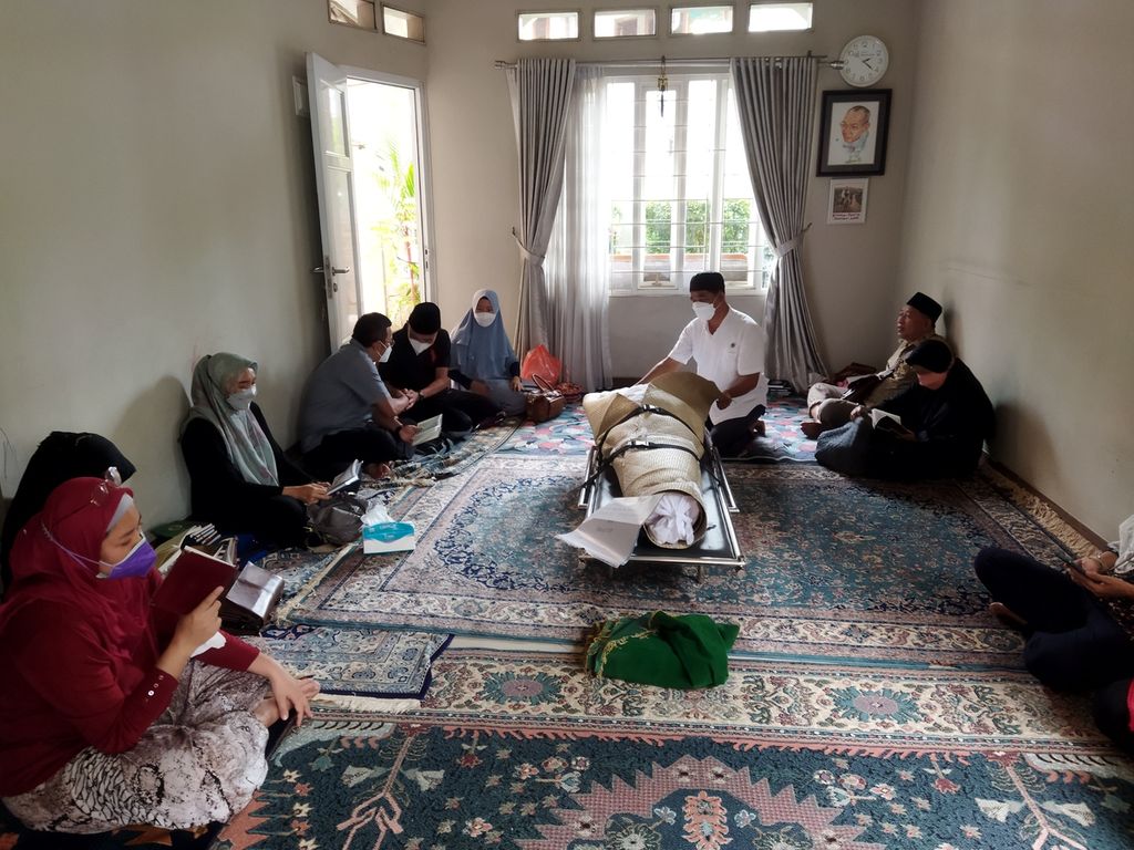 Keluarga duduk berkumpul di depan jenazah Bambang Setio Prihadi, Rabu (23/3/2022), di rumah duka di Bumi Serpong Damai (BSD), Tangerang Selatan. BSP berpulang ke Rahmatullah pada pukul 08.05 di RSPAD Gatot Soebroto.
