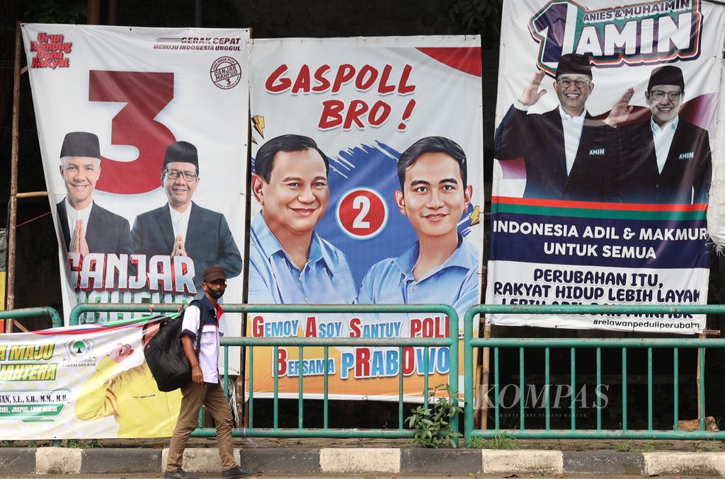 Alat peraga kampanye pasangan calon presiden dan calon wakil presiden yang berkontestasi dalam Pemilu 2024 terpasang di kawsasan Pondok Pinang, Jakarta, Selasa (9/1/2024). 