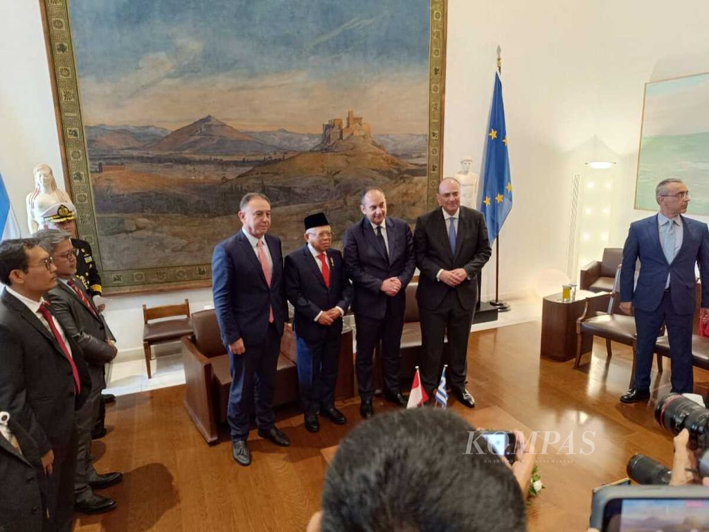 Wakil Presiden Ma'ruf Amin (tengah, kedua dari kiri) bertemu dengan Wakil Ketua Parlemen Yunani Ioannis Plakiotakis (tengah, kedua dari kanan) di gedung Parlemen di Athena, Yunani, Rabu (22/11/2023). 