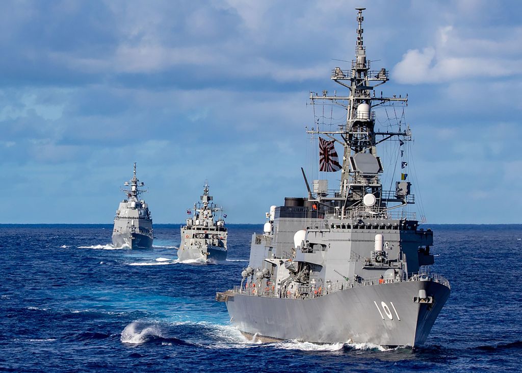 Foto yang dirilis Biro Distribusi Informasi Visual Pertahanan, kapal-kapal milik Angkatan Bela Diri Maritim Jepang dan Angkatan Laut India berlayar dalam formasi dengan kapal induk Australia, HMAS Warramunga, dan kapal penghancur berpeluncur rudal kelas Arleigh Burke, USS Barry, saat Malabar 2021 pada 27 Agustus 2021. 