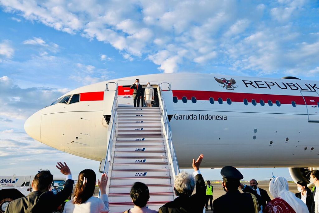 Setelah melakukan serangkaian pertemuan di Tokyo, Presiden Joko Widodo dan Nyonya Iriana melanjutkan lawatan ke Korea Selatan. Penerbangan dari Bandar Udara Haneda di Tokyo, Rabu (27/7/2022), menggunakan pesawat Garuda Indonesia GIA-1 yang lepas landas sekitar pukul 18.30 waktu setempat.
