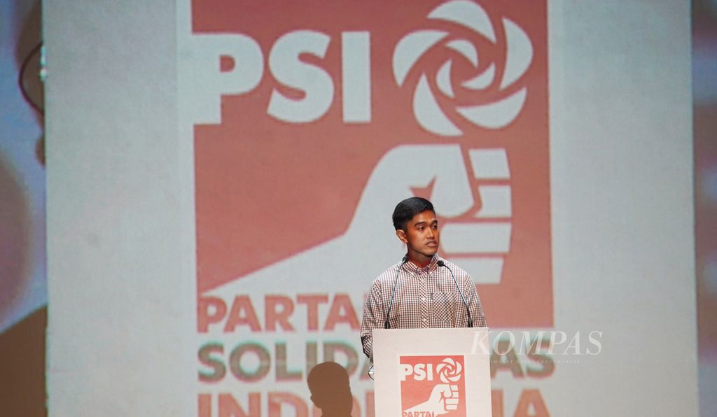 Ketua Umum Partai Solidaritas Indonesia (PSI) Kaesang Pangarep menyampaikan pidato politiknya yang pertama setelah diangkat sebagai Ketua Umum PSI saat acara Kopi Darat Nasional (Kopdarnas): Deklarasi Politik PSI, di Ballroom Djakarta Theater, Jakarta, Senin (25/9/2023). 