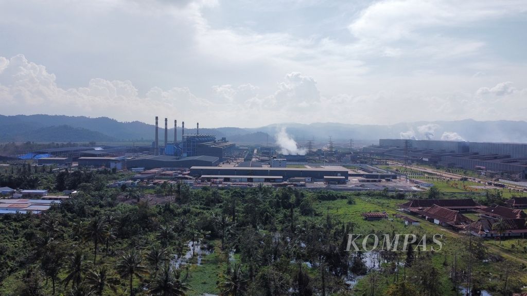 An aerial photo of the nickel refining area of PT Virtue Dragon Industrial Park in Morosi, Southeast Sulawesi, on Wednesday (22/3/2023). Thousands of workers from two companies in the area, namely PT Virtue Dragon Nickel Industry and PT Obsidian Stainless Steel, went on strike, demanding various things from the companies that are perceived to not comply with labor regulations.
