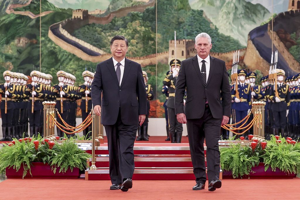 Dalam foto yang dirilis Kantor Berita Xinhua ini, Presiden China Xi Jinping (kiri) dan Presiden Kuba Miguel Diaz-Canel Bermudez berjalan dalam upacara penyambutan di Aula Besar Rakyat di Beijing, Jumat, 25 November 2022. Xi dan Bermudez berjanji saling mendukung atas "kepentingan inti" negara komunis mereka. 