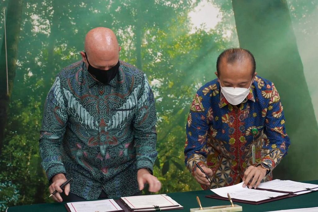 Sekretaris Jenderal KLHK Bambang Hendroyono dan Mission Director USAID Indonesia Jeffrey P Cohen saat menandatangani kerja sama dukungan FoLU Net Sink 2030 di Kantor KLHK, Jakarta, Jumat (20/5/2022).