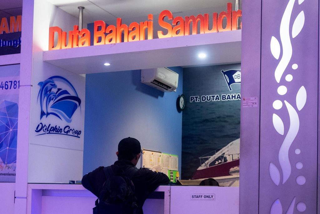 Suasana loket di Pelabuhan Batam Centre, Batam, Kepulauan Riau, yang menjual tiket kapal feri tujuan Tanjung Pengelih, Malaysia, Minggu (11/12/2022).