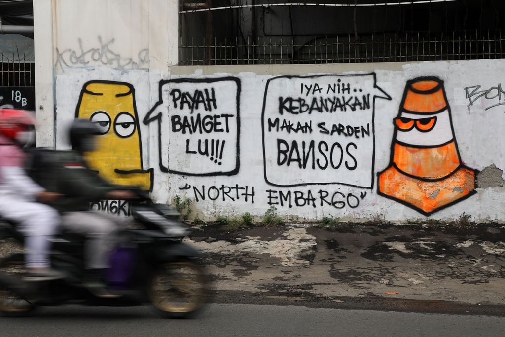 Dialog imajiner tentang bansos  selama pandemi Covid-19 menghiasi dinding bangunan di Joglo, Jakarta Barat, Minggu (5/12/2021). 