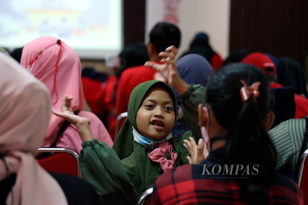 Anak-anak mengikuti orangtuanya yang menjadi peserta pelatihan tentang pola asuh anak disabilitas di Gedung Juang, Kota Semarang, Jawa Tengah, Selasa (7/2/2023). 