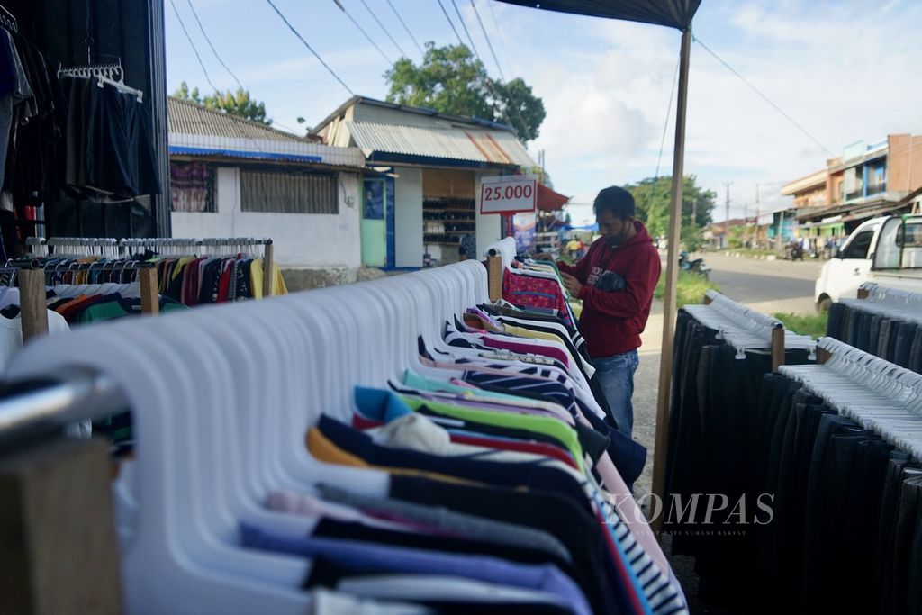 Seorang pengunjung memilih pakaian bekas di Pasar Lawata, Kendari, Sulawesi Tenggara, Sabtu (23/3/2024). 