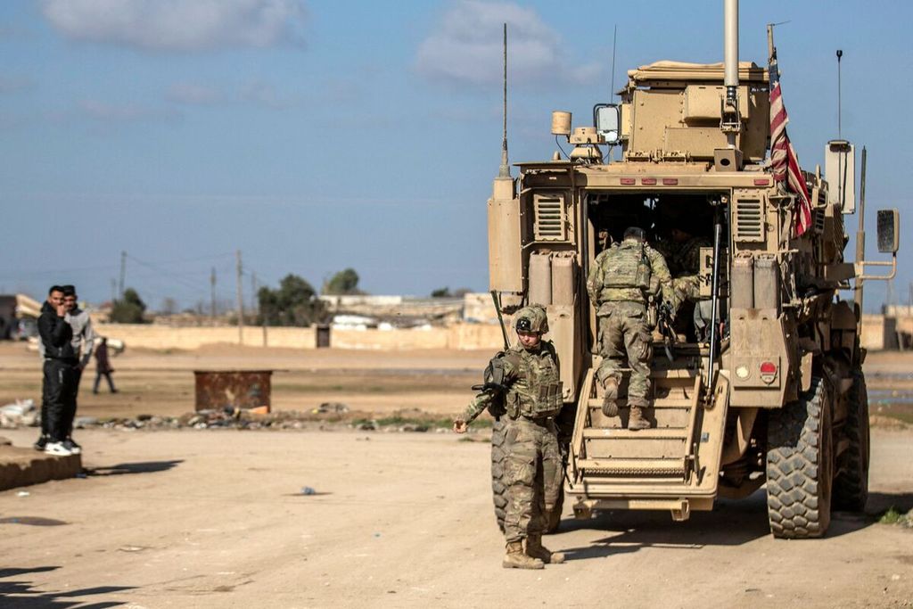 Tentara AS naik ke kendaraan angkut lapis baja (APC) saat mereka berpatroli di kota Tal Hamis, tenggara kota Qameshli, Hasakeh, Suriah timur laut, Rabu (24/1/2024). 