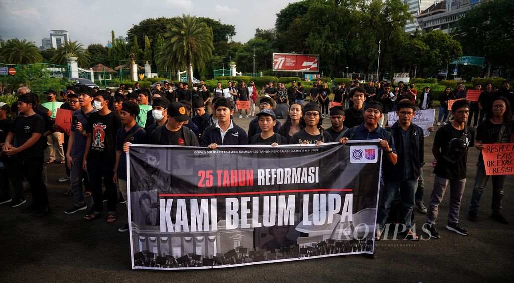 Aktivis Kamisan bersama mahasiswa Sekolah Tinggi Filsafat Driyarkara menggelar Aksi Kamisan ke-772 di depan Istana Merdeka, Jakarta, Kamis (4/5/2023). Aksi Kamisan ke-772 ini digelar dengan tema Peringatan 25 Tahun Reformasi: Tegakkan Supremasi Hukum dan HAM.  