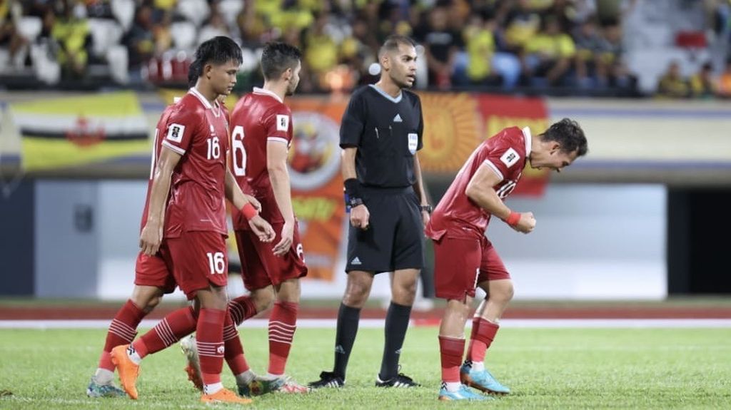 Egy Maulana Vikri (kanan) merayakan gol yang dicetak ke gawang Brunei Darussalam di Stadion Nasional Hassanal Bolkiah, Bandar Seri Begawan, Selasa (17/10/2023). Indonesia membawa pulang keunggulan mutlak, 6-0.