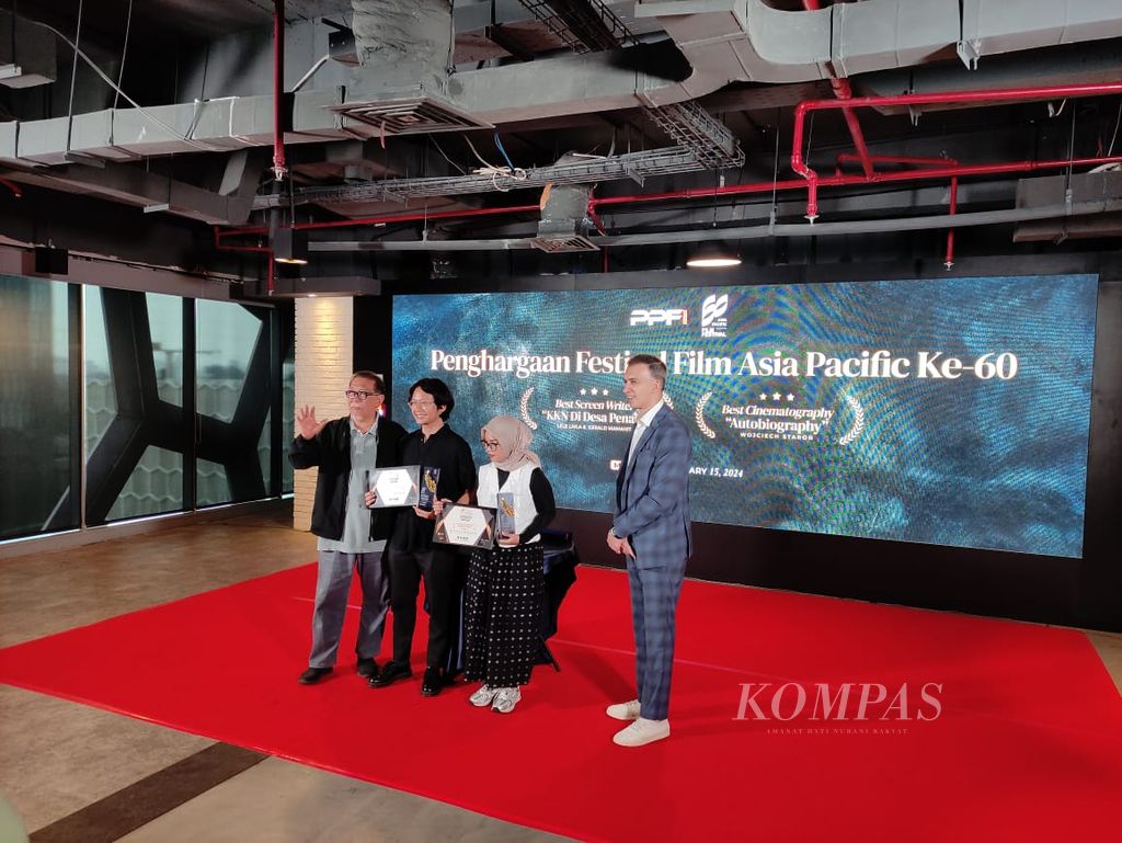 Pekerja-pekerja kreatif Indonesia kembali meraih penghargaan internasional lewat <i>Autobiography </i>dan <i>KKN di Desa Penari </i>dalam Festival Film Asia Pasifik Ke-60 di Macau pada Desember 2023. Penyerahan trofi dan sertifikat lantas digelar di Jakarta, Senin (15/1/2023).