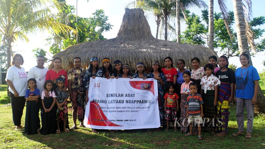 Para pengajar dan murid Sekolah Adat Praing Laitaku Ndappaamu berfoto bersama setelah selesai sekolah adat di Kampung Adat Wainggai, Desa Maubokul, Kecamatan Pandawai, Sumba Timur, Nusa Tenggara Timur, Rabu (10/1/2024).