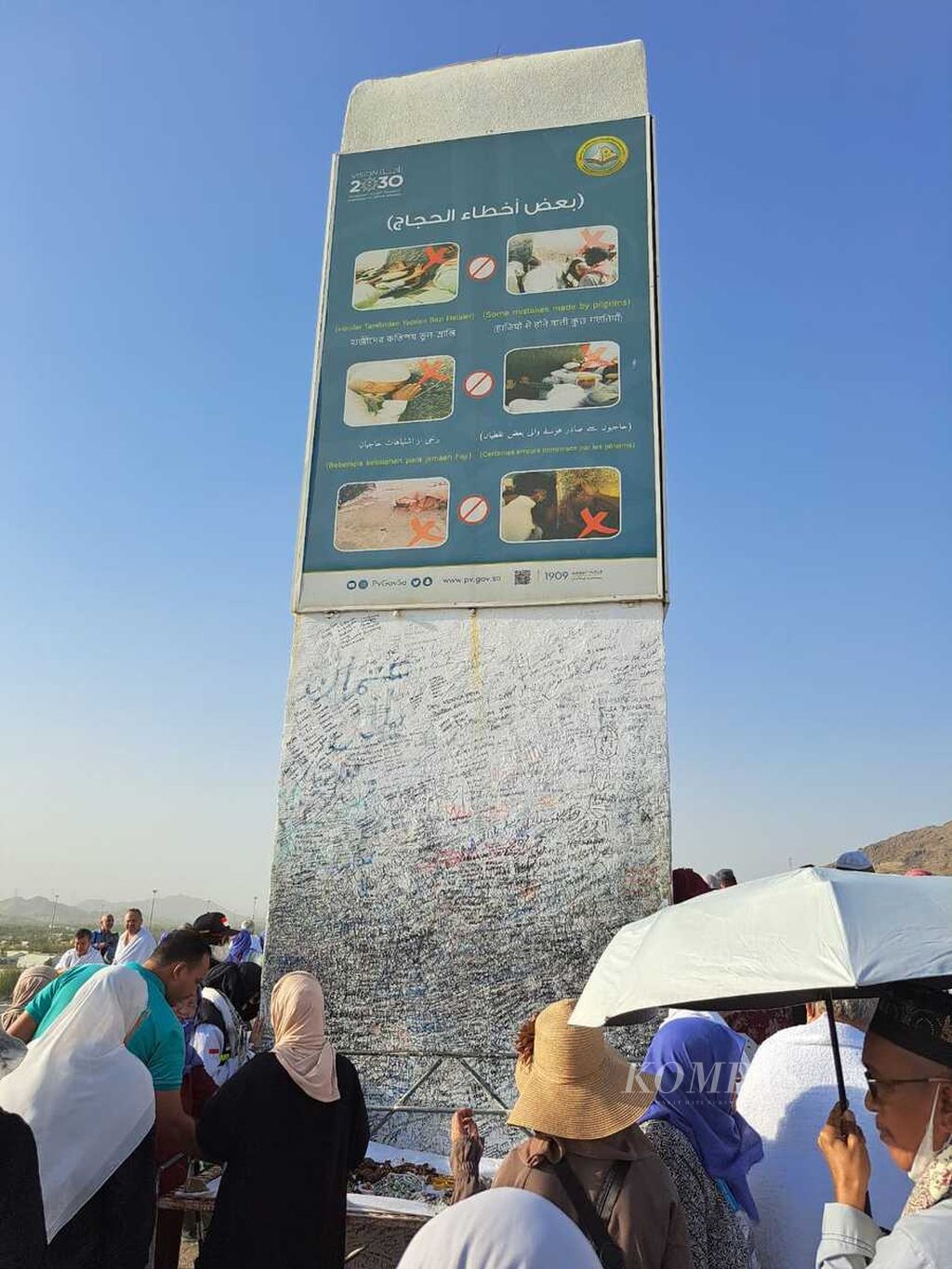 The Jabal Rahmah peak was crowded with visitors, as captured on Wednesday (12/7/2023) afternoon in Saudi Arabia time. Every year, during the standing at Arafat, hajj pilgrims always try to make time to visit Jabal Rahmah even though there is no command to do so.