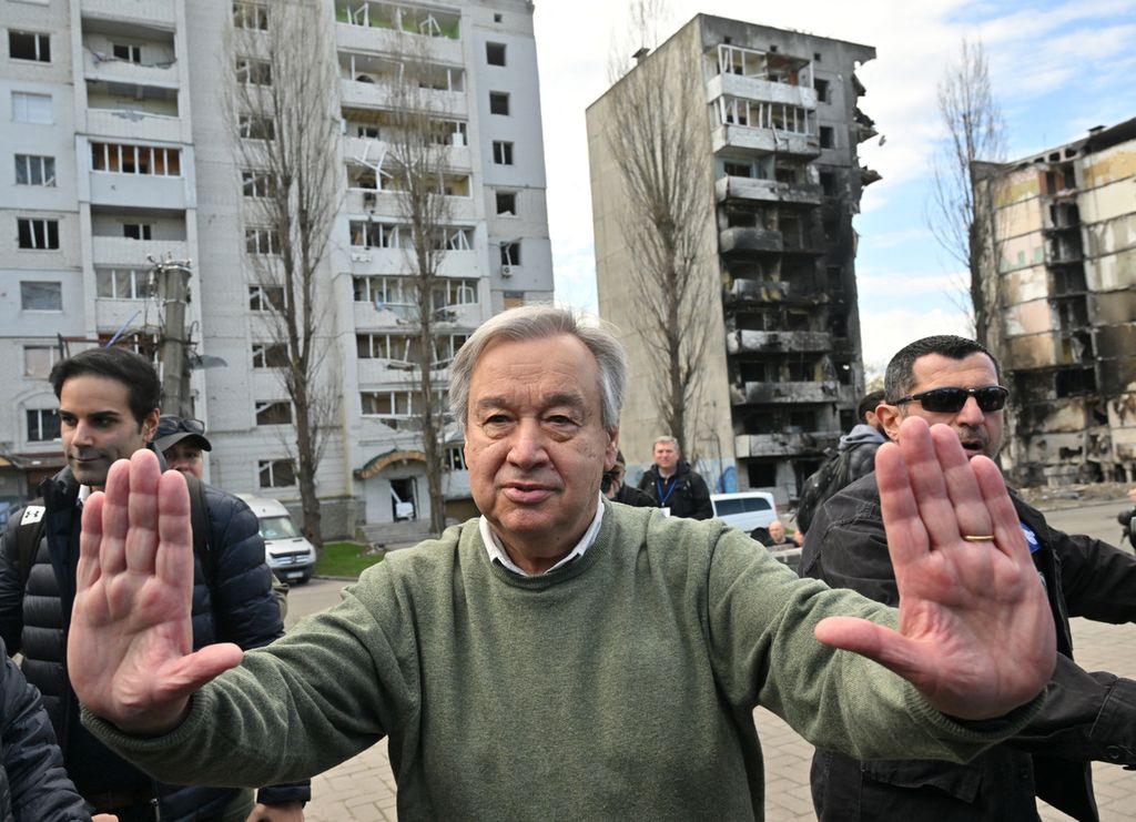 Sekretaris Jenderal Perserikatan Bangsa-Bangsa Antonio Guterres, Kamis (28/4/2022), mengunjungi Borodianka, tidak jauh dari ibu kota Ukraina, Kiev, dan melihat kehancuran gedung dan rumah warga akibat serangan rudal serta artileri berat militer Rusia. 