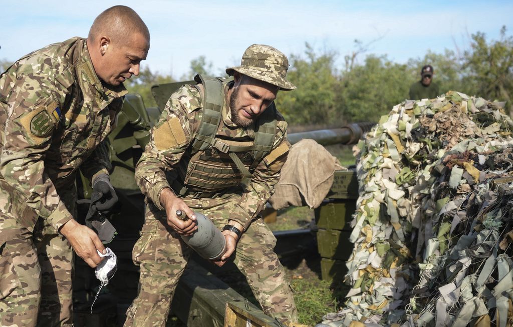 Tentara Ukraina membawa amunisi untuk Howitzer D-30 di dekat Siversk, wilayah Donetsk, 1 Oktober 2022. 