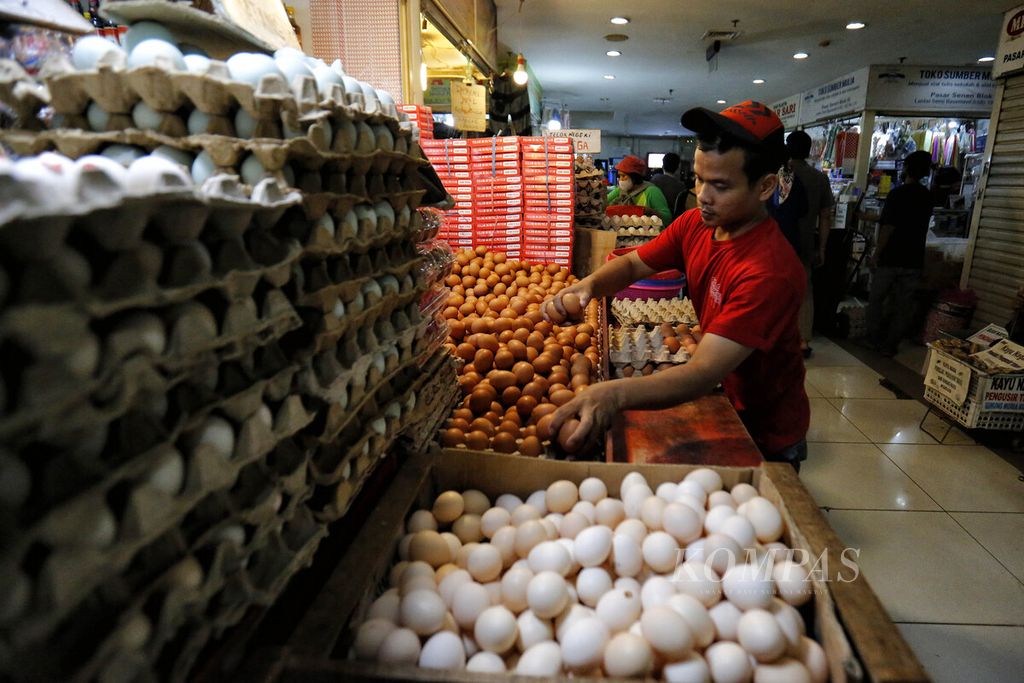 Pedagang melayani pembeli yang hendak berbelanja telur ayam negeri Pasar Senen, Jakarta, Rabu (8/3/2023). Saat ini harga telur Rp 27.000 per kilogram. Dua minggu menjelang puasa, sejumlah harga bahan pangan sudah mulai merangkak naik. <b></b>