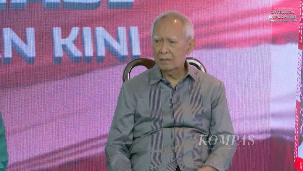 Guntur Soekarno dalam acara peluncuran buku <i>Intelijen dan Diplomasi, Dahulu dan Kini </i>yang merupakan kumpulan tulisannya di berbagai media massa. Acara peluncuran itu dilakukan secara daring dan luring pada Sabtu (16/7/2022).