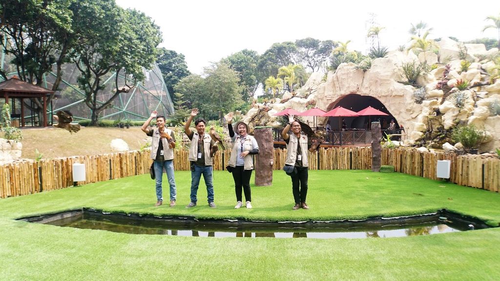 Animal keepers provided education during a bird show at the Bird Park in the Taman Mini Indonesia Indah area, Jakarta, on Saturday (12/8/2023).