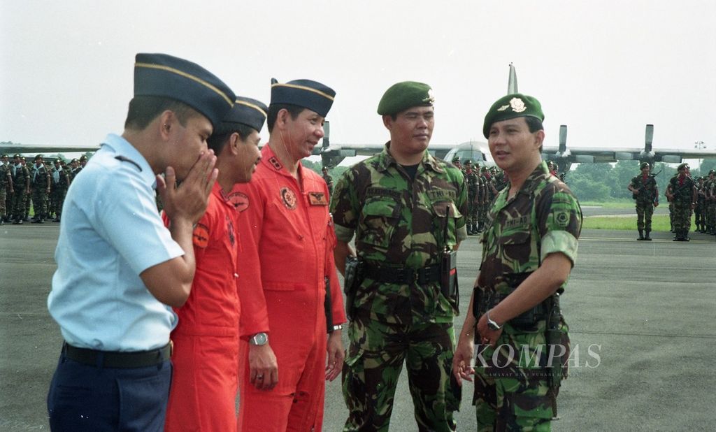 Letnan Kolonel (Inf) Prabowo Subianto (kanan), Kepala Staf Brigif Linud 17/Kostrad, bersama para penerbang TNI Angkatan Udara di Lapangan Udara Halim Perdanakusuma, Jakarta, saat melepas embarkasi pasukan Yonif Linud 330 Kujang, Kostrad, Minggu (8/11/1992). Pasukan tersebut akan diterjunkan di Desa Jatisari, dalam Latgab ABRI II Tahun 1992 di daerah Situbondo, Jawa Timur. 