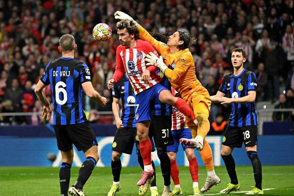 Atletico Madrid player, Antoine Griezmann, fought for the ball with Inter Milan goalkeeper, Yann Sommer, during the second leg of the Champions League round of 16 at Wanda Metropolitano Stadium in Madrid, Spain, on Thursday (14/3/2024) early morning WIB.