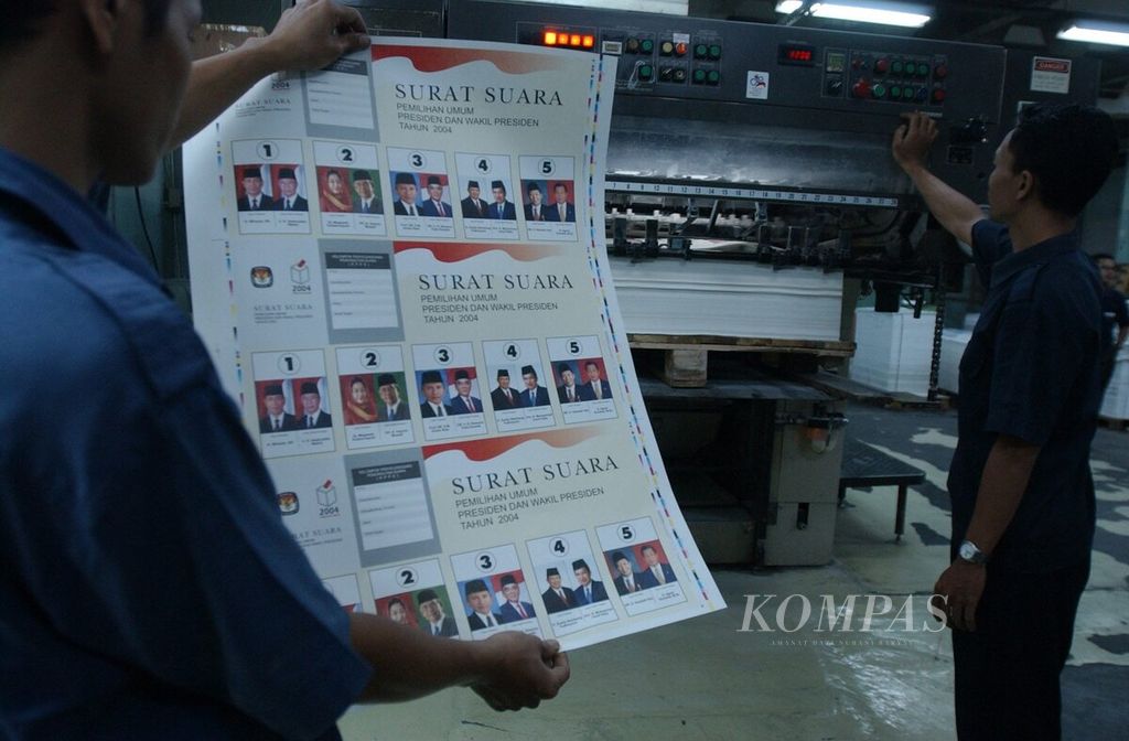 An employee looks at printed ballots for the 2004 presidential and vice presidential elections at PT Temprint, Jakarta, Sunday (30/5/2004). PT Temprint received a ballot print quota of 10.5 million which will be distributed in 34 regencies and cities in three electoral districts, namely West Kalimantan, Central Kalimantan and Jakarta.