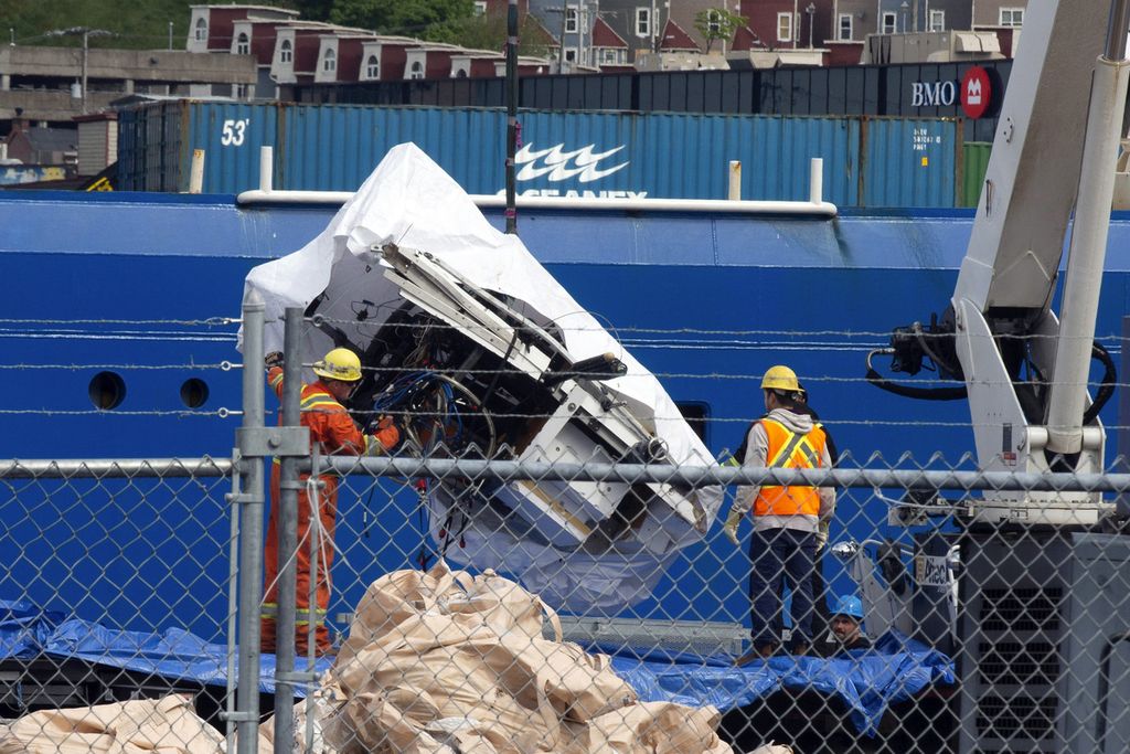 Puing-puing dari kapal selam mini, Titan, ditemukan dii dasar laut dekat bangkai kapal RMS Titanic lalu dibawa kapal Horizon Arktik ke dermaga Penjaga Pantai Kanada di St. John's, Newfoundland, Rabu (28/6/2023).