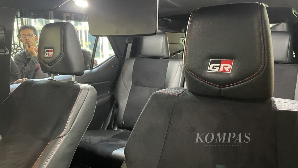 Jok Toyota Fortuner varian tertinggi tersemat logo Gazoo Racing (GR) dengan paduan lapisan kulit dan alkantara.